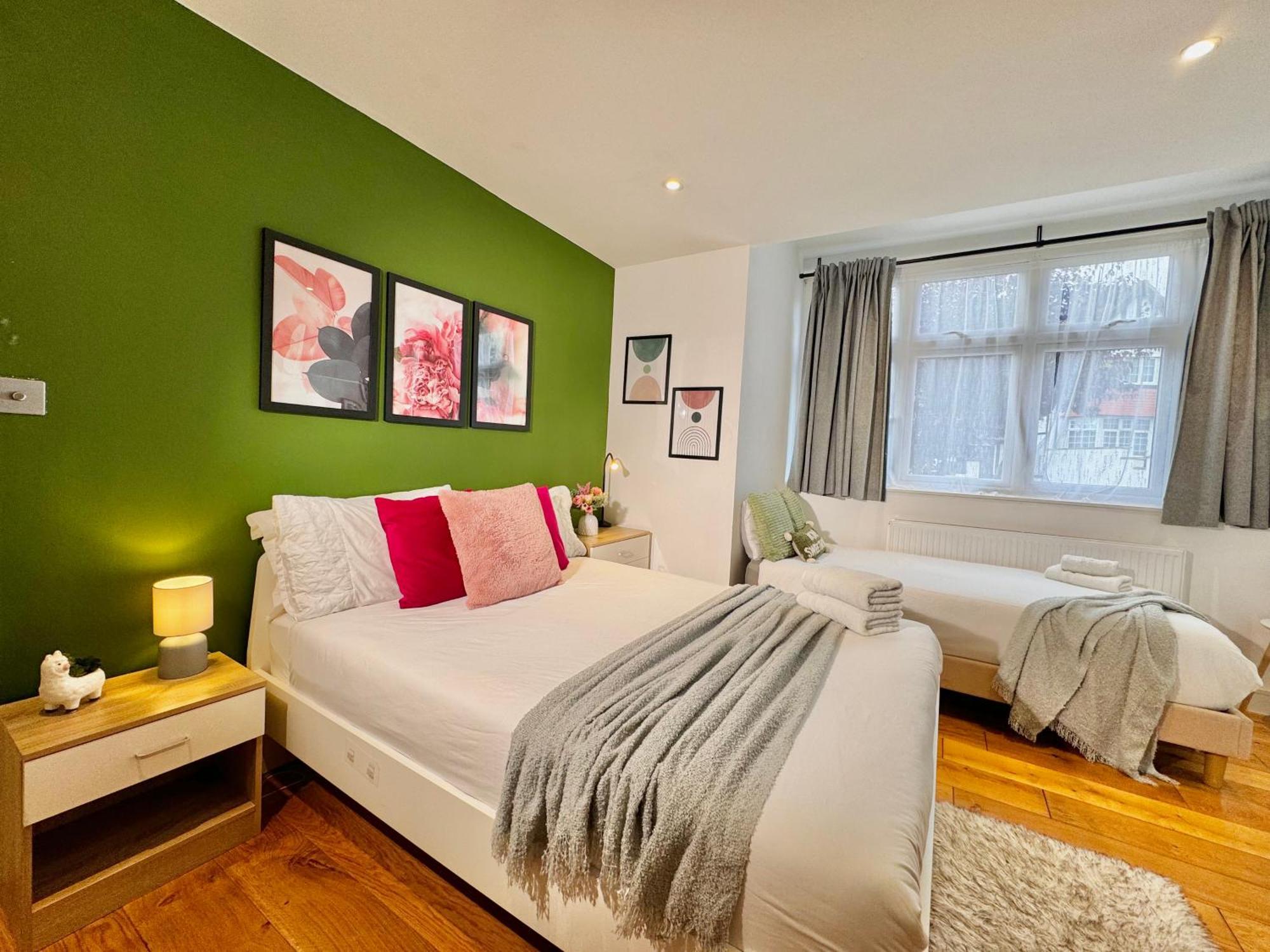 En-suites With Free Parking 30min To Guest house